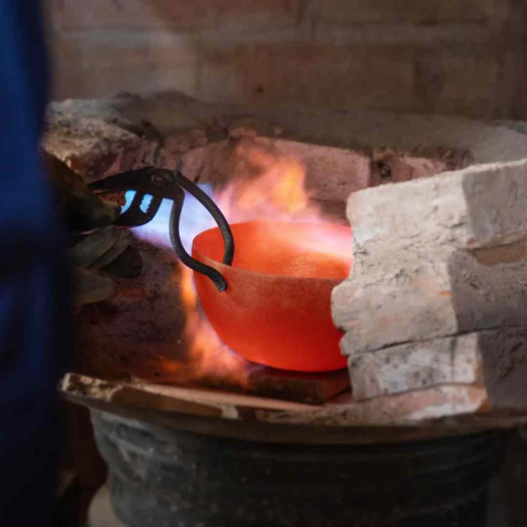 Cómo el fuego, la música y el bronce convergieron en la creación de cuencos tibetanos